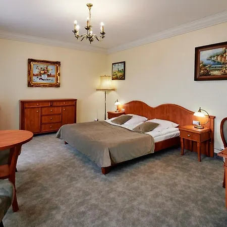 فندق Bialy Dom Henlex Restauracja 3*