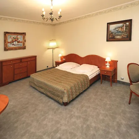 Bialy Dom Henlex Restauracja فندق