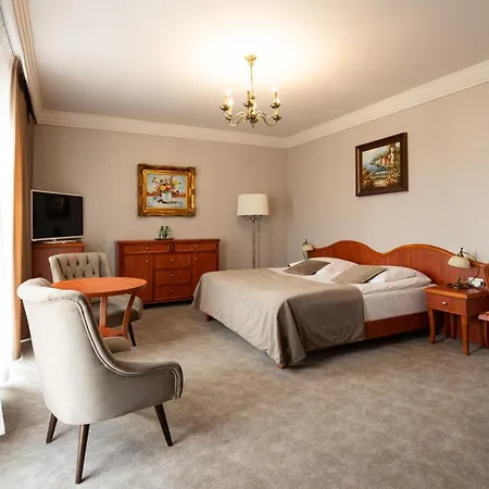 Bialy Dom Henlex Restauracja Otel 3*
