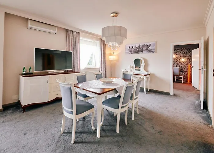 Bialy Dom Henlex Restauracja Szálloda 3*